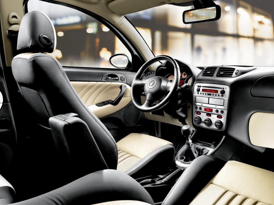 Интерьер Alfa Romeo 147 5-Door (937B) 2004 года  (фото 19 из 19)